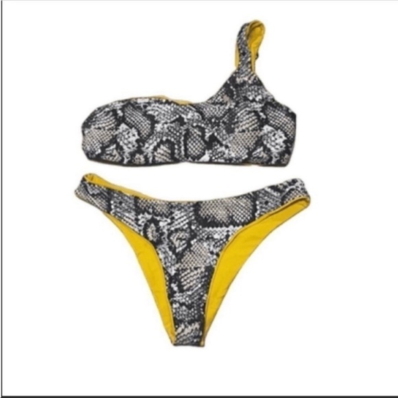 Zaful reversible one shoulder high rise bikini.
Snake print/ solid yellow. Small - Picture 2 of 4